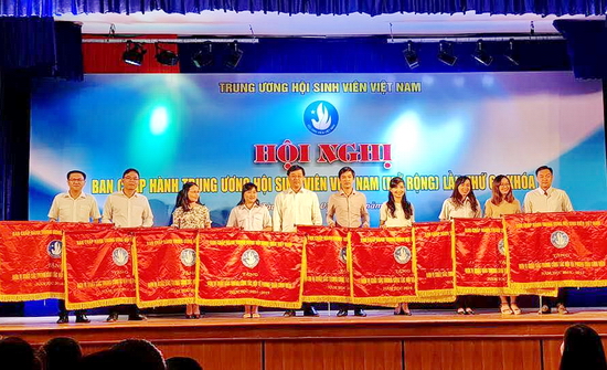 Đồng chí Lê Quốc Phong tặng cờ các đơn vị xuất sắc trong công tác Hội và phong trào Sinh viên năm học 2016-2017